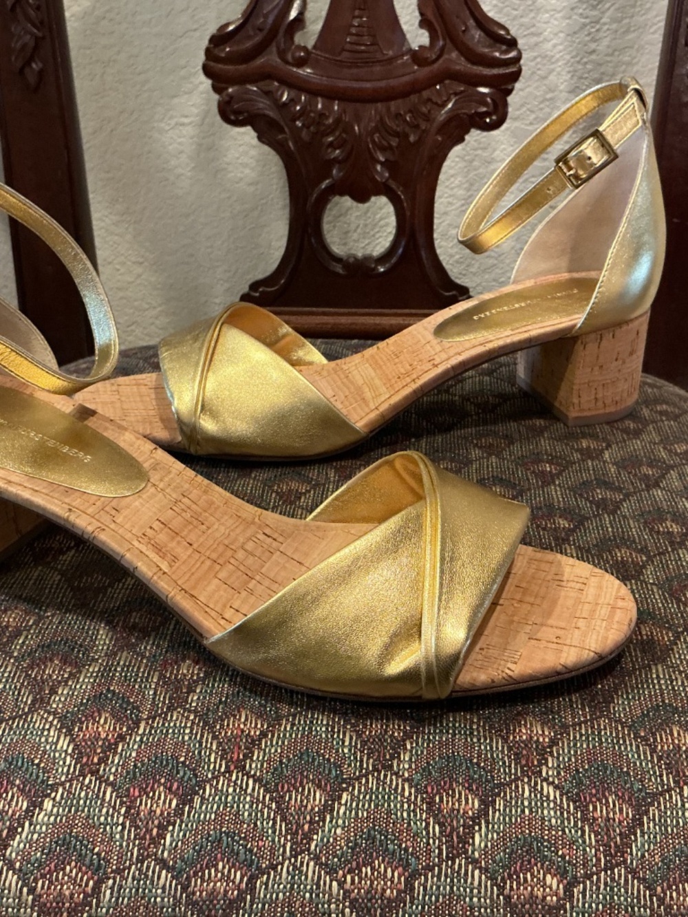 Gold Diane Von Furstenbeg leather sandals & matching purse. Purse is not DVF. - Picture 11 of 11